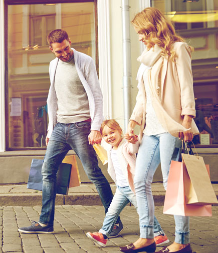 Famiglia fa shopping in città